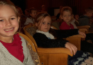 Dzieci w teatrze oglądają przedstawienie